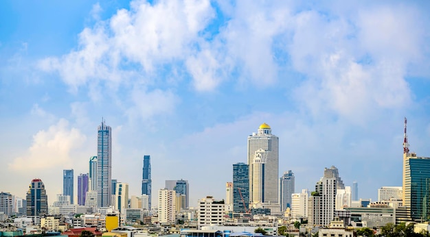 Stadtansicht von Bangkok in Thailand Panorama-Konzept zeigt helle Himmel, große Wolken mit der Atmosphäre von Stadtgebäuden