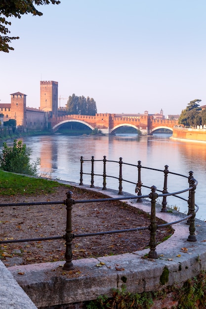 Stadtansicht von Verona mit Dom Santa Maria Matricolare und der römischen Brücke Ponte Pietra auf der Etsch in Verona. Italien. Europa.