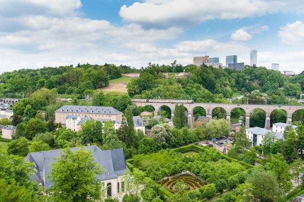 Stadtansichten der Stadt Luxemburg unter blauem Himmel