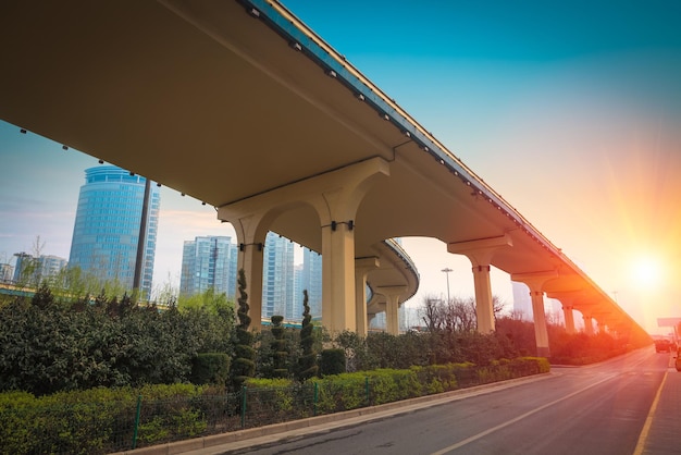 Stadtautobahn mit Viadukt am Morgen