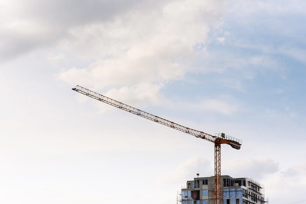 Stadtbaukran beim Bauen