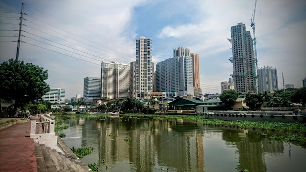 Stadtbild am Fluss Pasig gegen den Himmel
