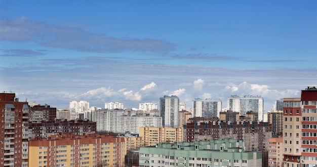 Stadtbild an einem sonnigen Tag mit blauem Himmel Wohnviertel von St. Petersburg Russland