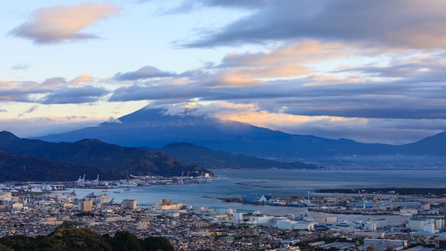 Stadtbild bei morgendlicher ansicht und industrieschifffahrtshafen internationaler fuji-gebirgshintergrund japan