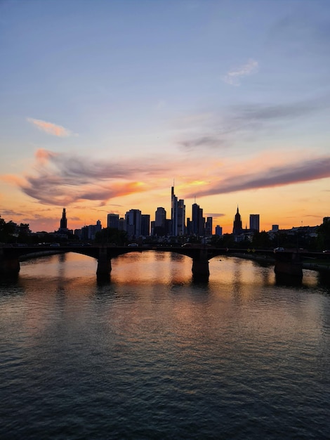 Stadtbild beim Sonnenuntergang