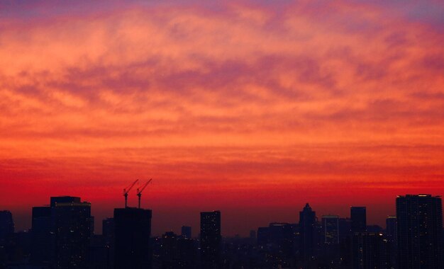 Foto stadtbild beim sonnenuntergang