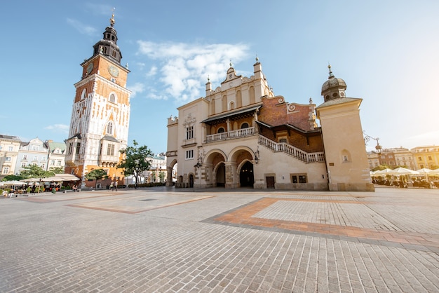 Stadtbild-Blick auf den Marktplatz mit Tuchhallen-Gebäude und Rathausturm im Morgenlicht in Krakau, Polen