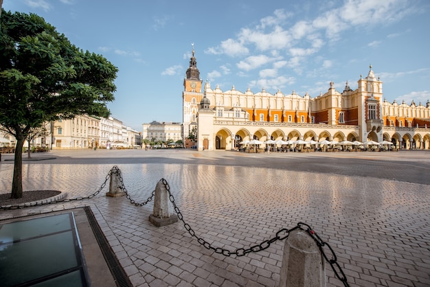 Stadtbild-Blick auf den Marktplatz mit Tuchhallen-Hauptgebäude während des Morgenlichts in Krakau, Polen