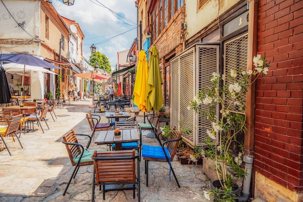 Stadtbild der Hauptstadt Nordmakedoniens Skopje Straße des Alten Basars Markt mit Fußgängern Einer der ältesten Märkte und beliebter Touristen-Shopping-Bereich