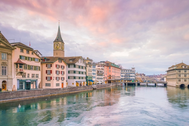 Stadtbild der Innenstadt von Zürich in der Schweiz während des dramatischen Sonnenuntergangs.