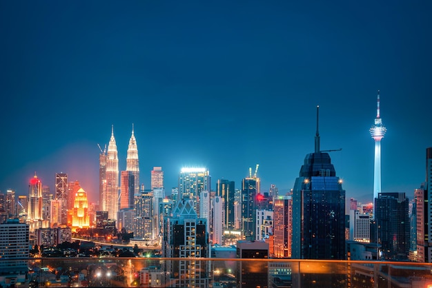 Stadtbild der Skyline von Kuala Lumpur bei Nacht in Malaysia