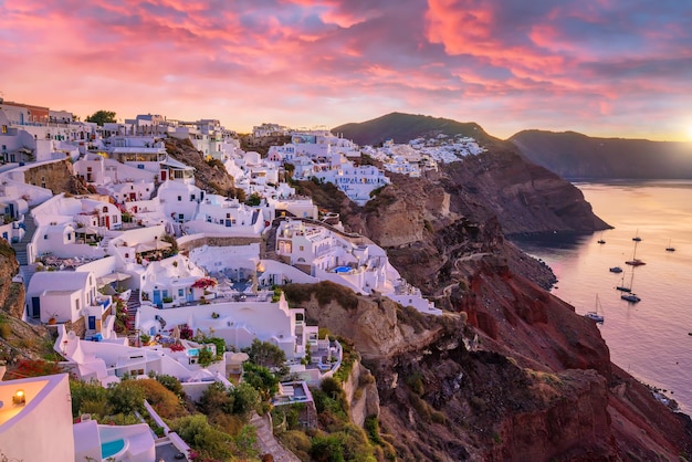 Stadtbild der Stadt Oia auf der Insel Santorini, Griechenland. Panoramablick auf den Sonnenuntergang.