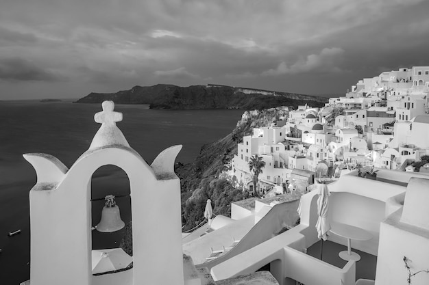 Stadtbild der Stadt Oia auf der Insel Santorini in Griechenland bei Sonnenuntergang. Ägäis in Schwarz und Weiß