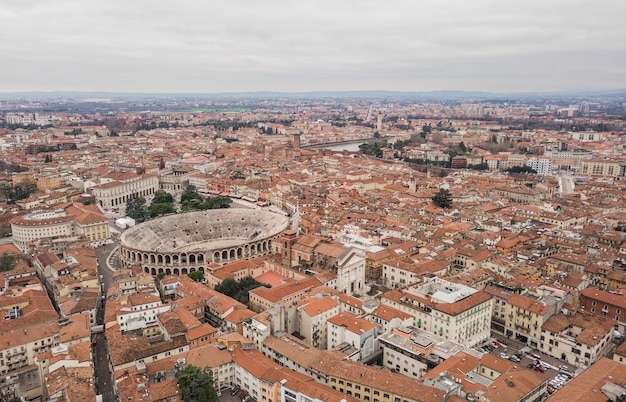 Stadtbild der Stadt Verona und der Arena di Verona, Italien. Luftaufnahme