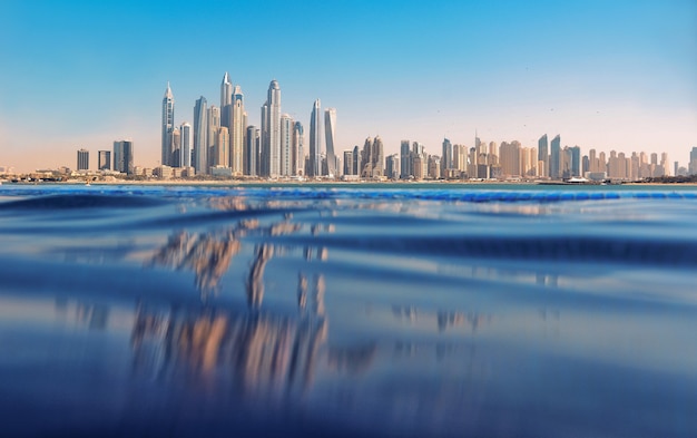 Stadtbild des modernen Dubai Marina mit Spiegelung im Wasser