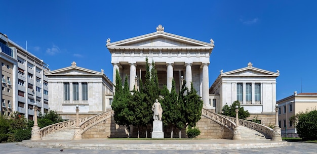 Stadtbild Die griechische Nationalbibliothek in der Stadt Athen mit Säulen im neoklassizistischen Stil an einem sonnigen Tag