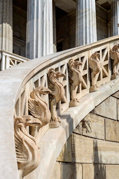 Stadtbild Die Skulpturen der griechischen Nationalbibliothek in der Stadt Athen im neoklassizistischen Stil an einem sonnigen Tag