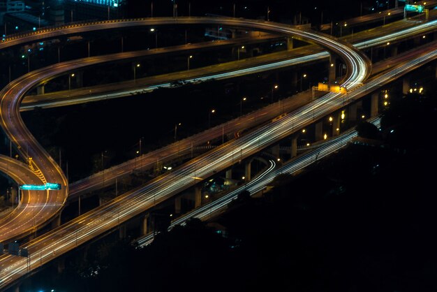 Stadtbild, Expressway mit Licht des Autos auf Straße und Bangkok Stadt