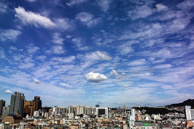 Stadtbild gegen den blauen Himmel