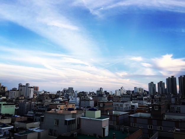 Stadtbild gegen den blauen Himmel