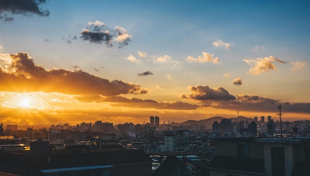 Stadtbild gegen den Himmel beim Sonnenuntergang