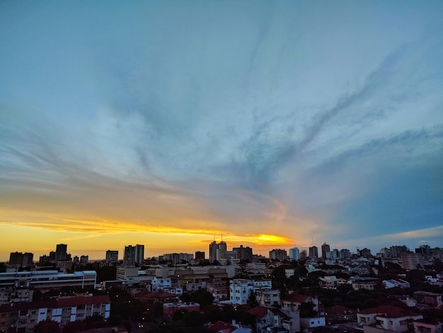 Stadtbild gegen den Himmel beim Sonnenuntergang