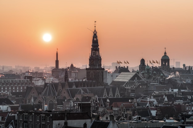 Stadtbild gegen den Himmel beim Sonnenuntergang