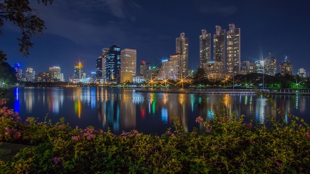 Stadtbild im Benchakitti Park Bangkok Thailand