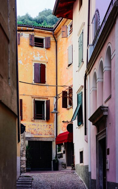 Stadtbild im Stadtzentrum von Arco in der Nähe des Gardasees im Trentino in Italien. Straße der Altstadt in Trient in der Nähe von Riva del Garda. Architektur bauen. Reisen und Tourismus