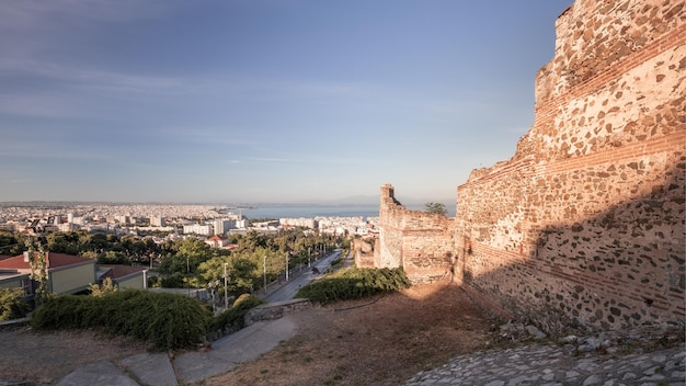 Stadtbild mit alter byzantinischer Mauer ruiniert eine Innenstadt und Wohnviertel Thessaloniki Griechenland