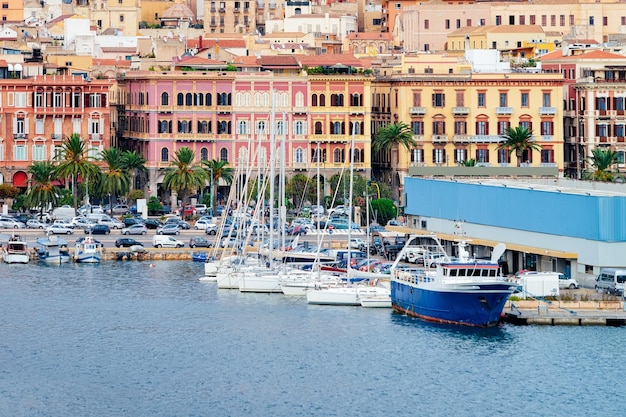 Stadtbild mit Altstadt und sardischem Yachthafen mit Schiffen am Mittelmeer in Cagliari, Insel Südsardinien in Italien im Sommer. Blick auf den Stadthafen mit Yachten und Booten