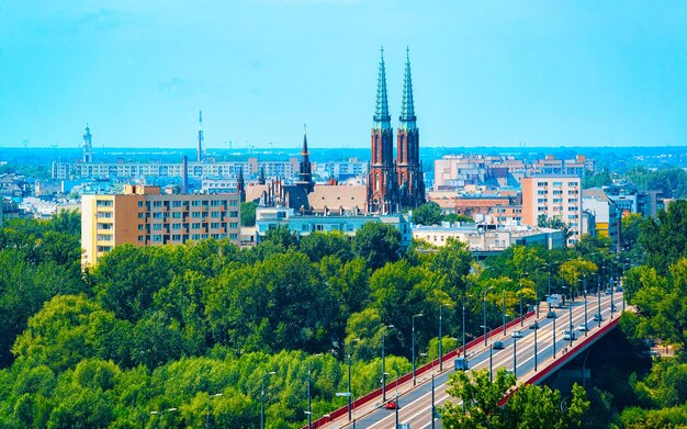 Stadtbild mit Auto und Brücke in der Straße in Warschau, Polen. Urlaubsreise auf der Autobahn mit Natur. Landschaft mit Fahrt auf Urlaubsreise