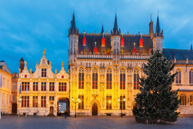 Stadtbild mit dem malerischen Weihnachtsburgplatz in Brügge