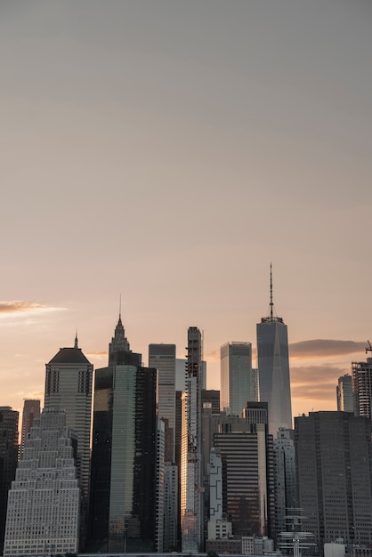 Stadtbild mit hohen Gebäuden bei Sonnenuntergang
