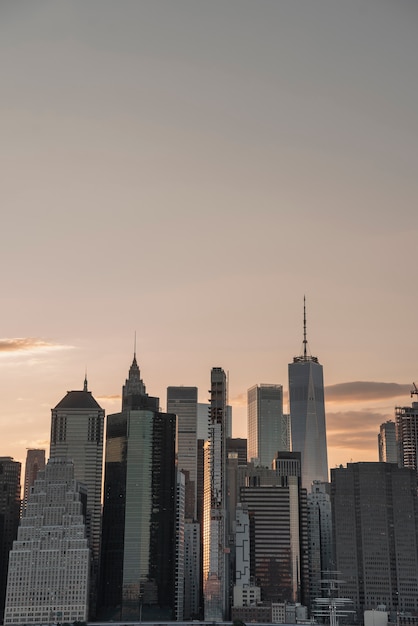 Foto stadtbild mit hohen gebäuden bei sonnenuntergang