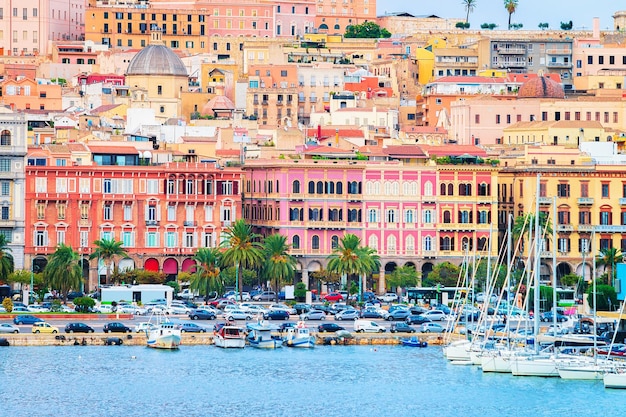 Stadtbild mit Jachthafen im Mittelmeer in Cagliari, Sardinien, Italien