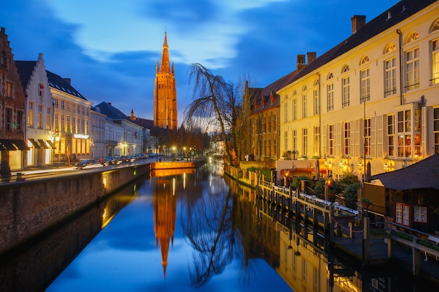 Stadtbild mit Kanal Dijver und Liebfrauenkirche in Brügge