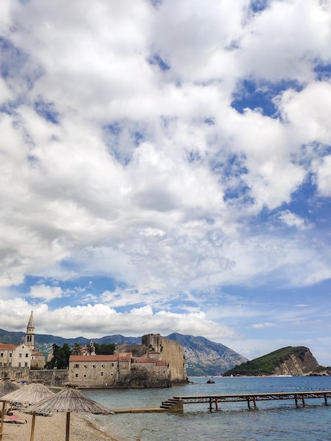 Stadtbild mit Meer und Bergen der Altstadt in Budva Montenegro