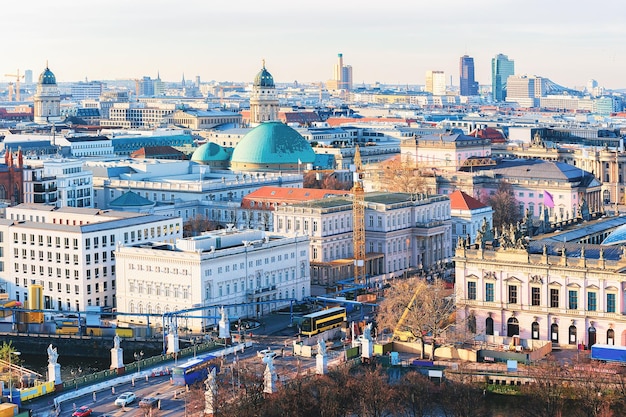 Stadtbild mit Straße Unter den Linden in Berlin, Deutschland