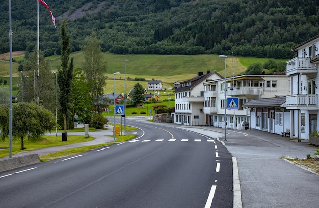 Stadtbild mit weißem, beabstandetem traditionellem Haus in Norwegen