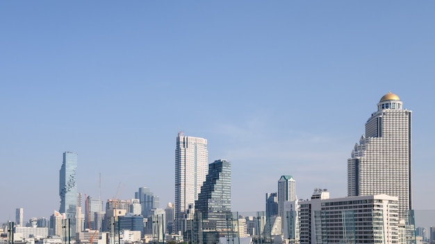 Stadtbild mit Wolkenkratzergebäude und blauem Himmel in Bangkok