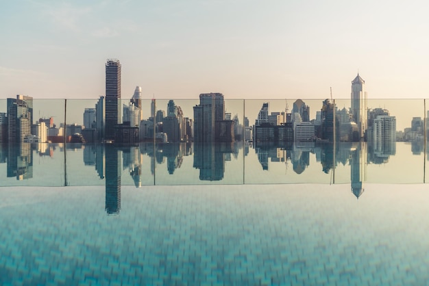 Stadtbild und Hochhäuser in Metropolen mit Wasserreflexion