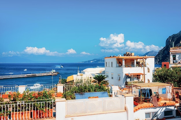 Stadtbild und Landschaft auf der Insel Capri bei Neapel in Italien. Landschaft am blauen Mittelmeer an der italienischen Küste. Anacapri in Europa. Im Sommer ansehen. Amalfi-Landschaft und Solaro-Berg