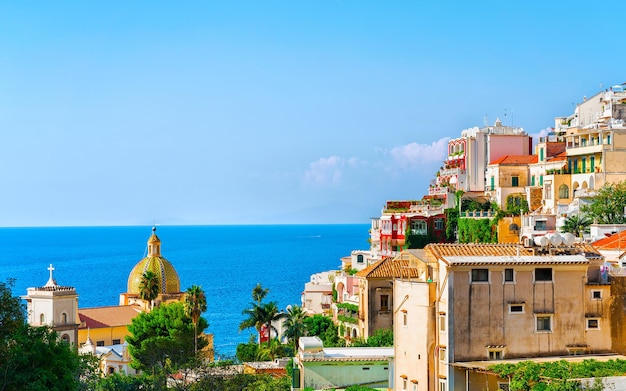 Stadtbild und Landschaft mit der Kirche Santa Maria Assunta in der Stadt Positano an der Amalfiküste und am Tyrrhenischen Meer, Italien im Sommer. Ansicht der Kathedrale in der Nähe von Salerno. Urlaub und Urlaub. Küste von Amalfitana