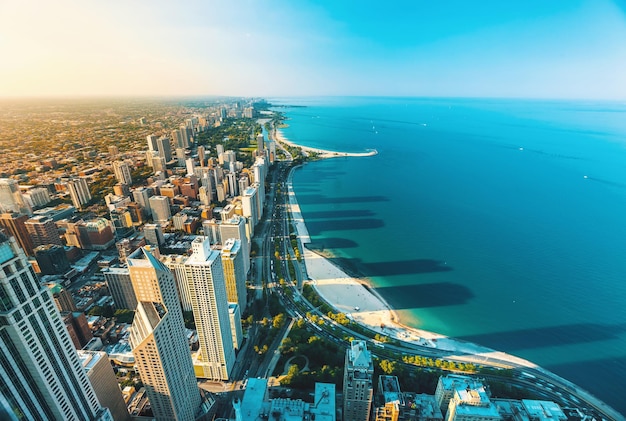 Stadtbild und Meer gegen den blauen Himmel beim Sonnenuntergang