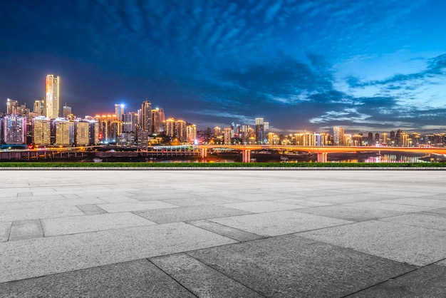 Stadtbild und Skyline der Innenstadt in der Nähe des Wassers von Chongqing bei Nacht