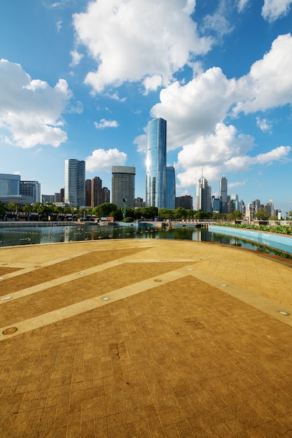 Stadtbild und Skyline von Shanghai von der leeren Stadtstraße