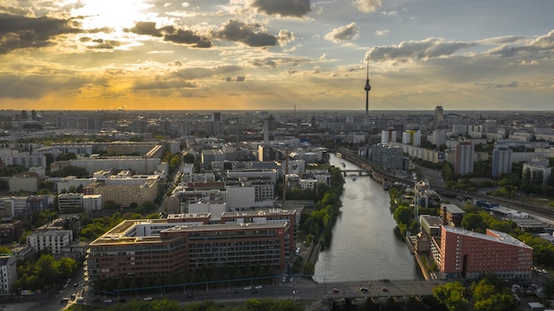 Stadtbild von Berlin vor Sonnenuntergang. Luftaufnahme