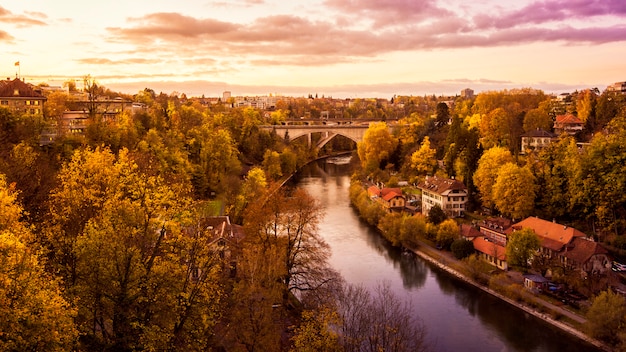 Stadtbild von Bern und der Brücke im Sonnenuntergang, die Schweiz