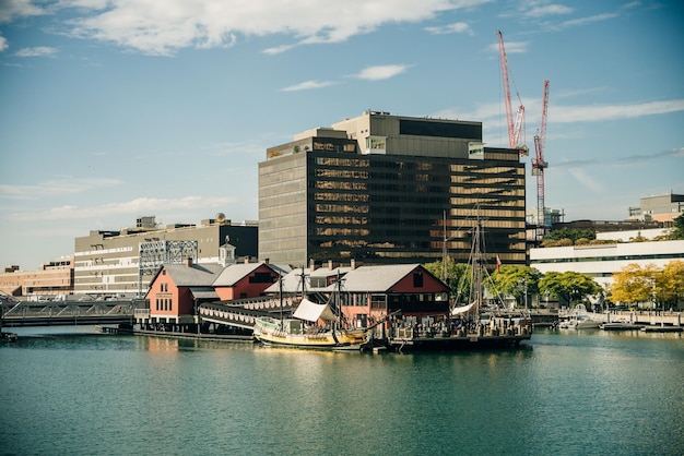 Stadtbild von Boston an einem sonnigen Tag aus dem Hafen in der Innenstadt von Massachusetts, USA